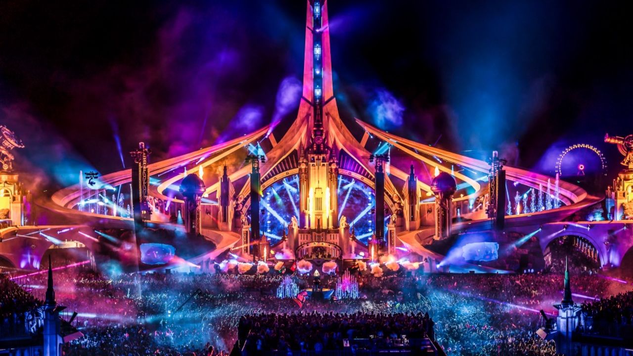 Tomorrowland main stage tijdens een eerdere editie gedurende de nacht.